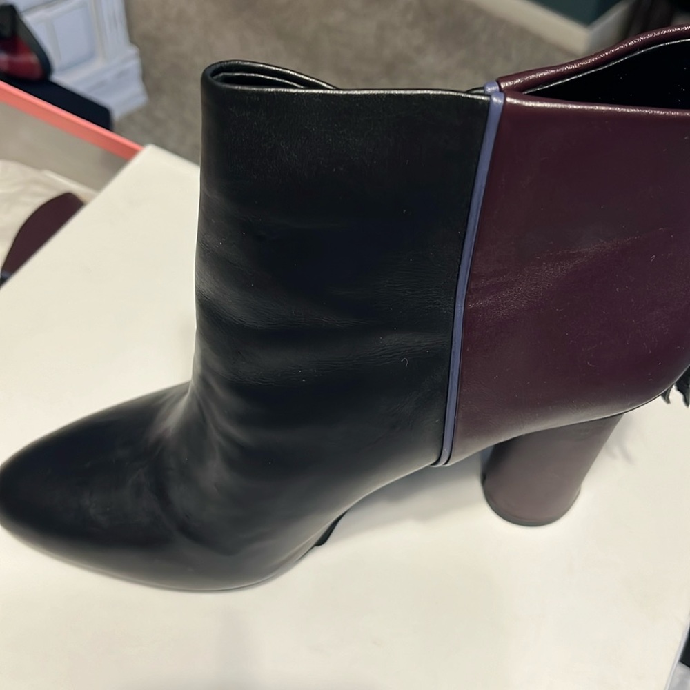 Women’s boots.size 10. Zip in back. Black and wine color.